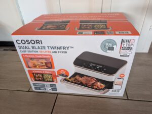 COSORI DualBlaze TwinFry Heißluftfritteuse Karton Ansicht von vorn