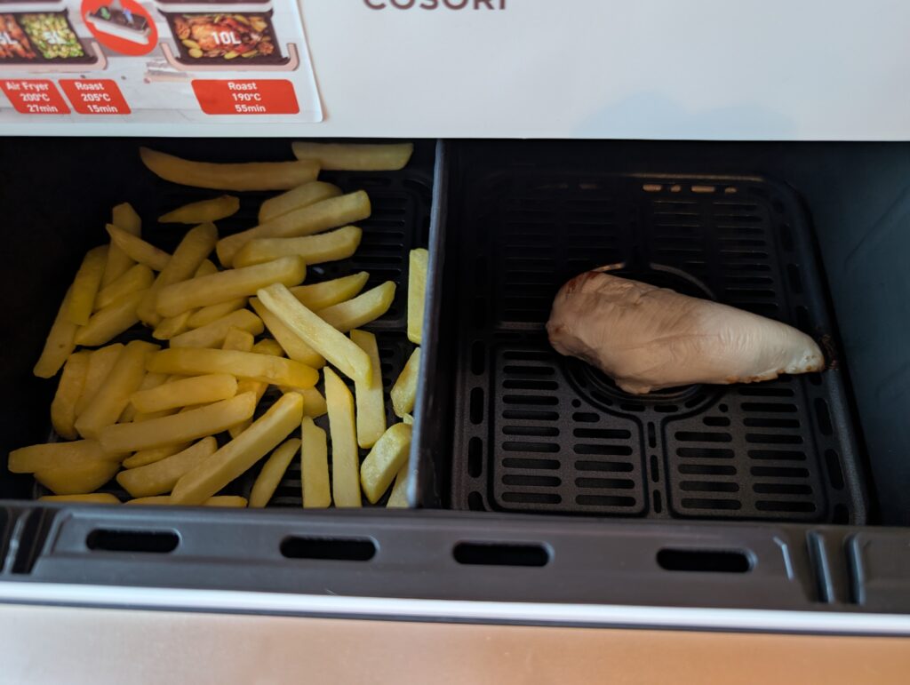 COSORI DualBlaze TwinFry Heißluftfritteuse Pommes und Hähnchen während des Garens