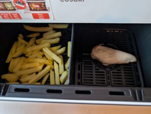 COSORI DualBlaze TwinFry Heißluftfritteuse Pommes und Hähnchen während des Garens
