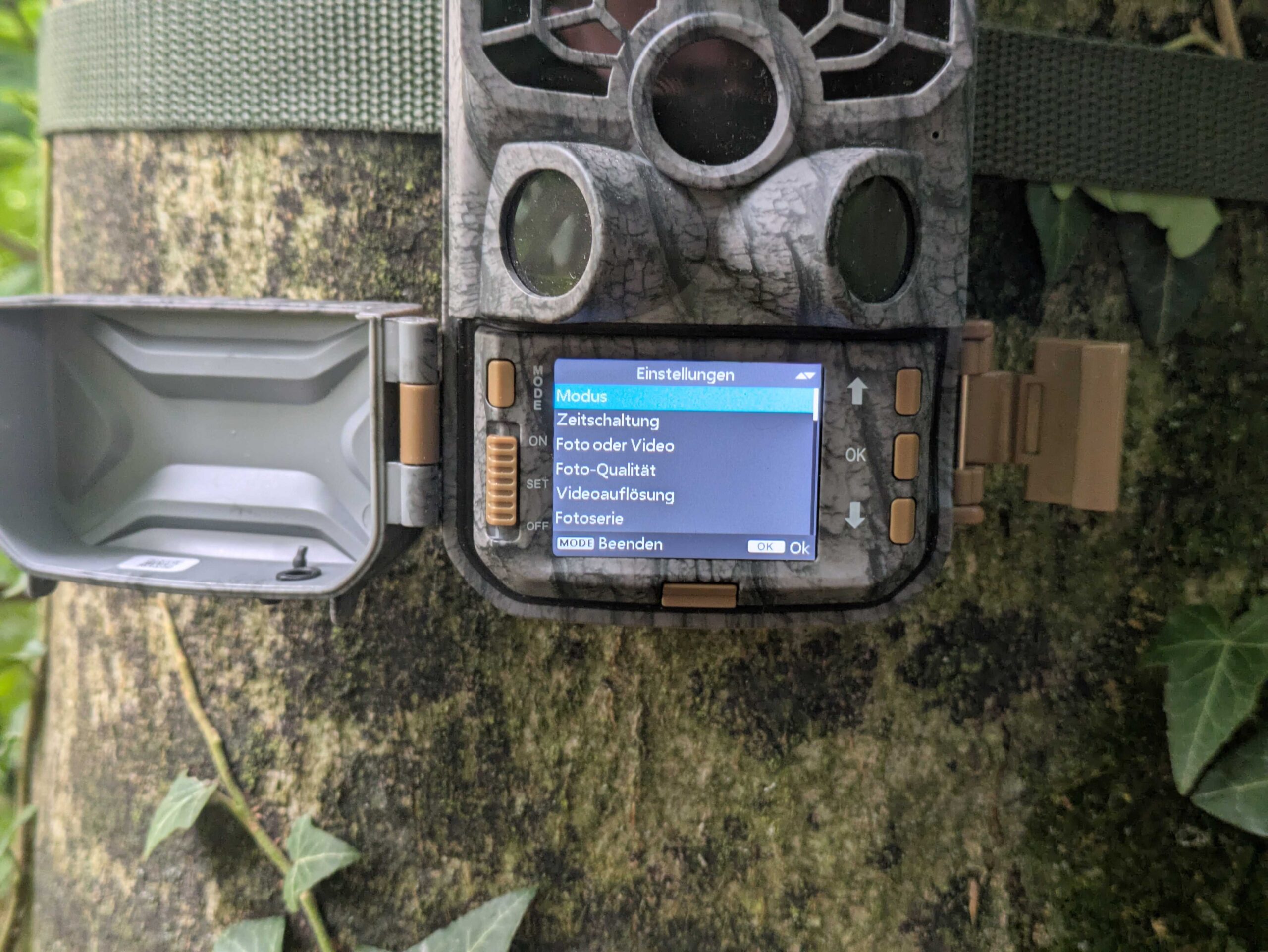 DEATTI DET T4 Wildkamera Display in Benutzung (2)