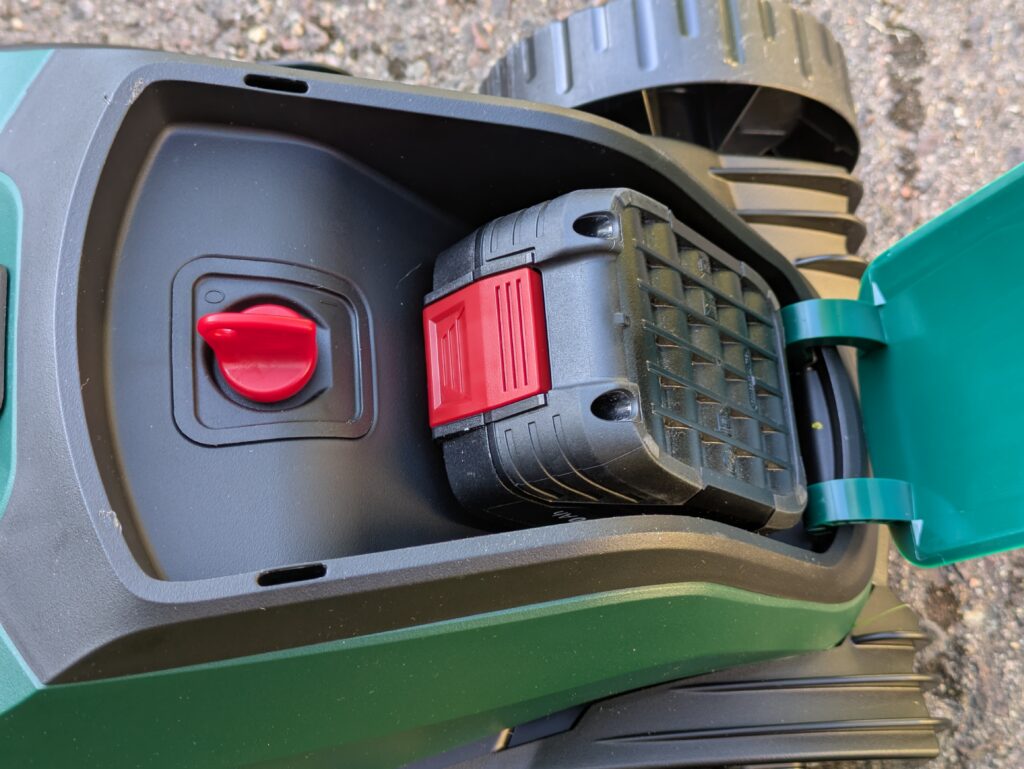 Eingebauter Akku im Bosch EasyMower 18V-32-200 Akku-Rasenmäher