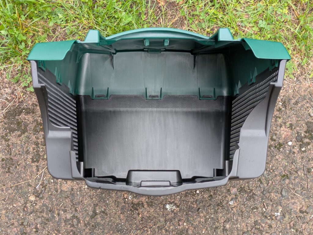Fangkorb des Bosch EasyMower 18V-32-200 Akku-Rasenmähers zusammengebaut von vorne