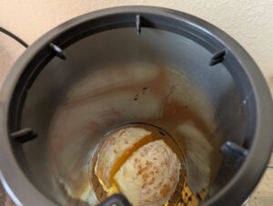 Gastroback Design Multi Juicer Digital Entsafter Orangen im Einfüllschacht
