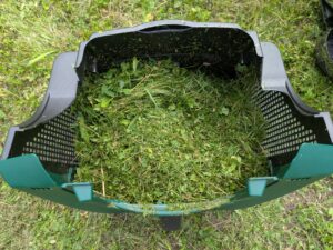 Gras im Fangkorb des Bosch EasyMower 18V-32-200 Akku-Rasenmähers
