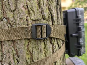 Gurt der Haza PR800 Wildkamera am Baum