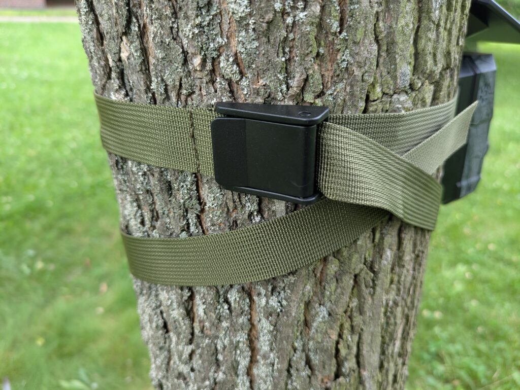Gurt der Maxdone PH970S Wildkamera am Baum