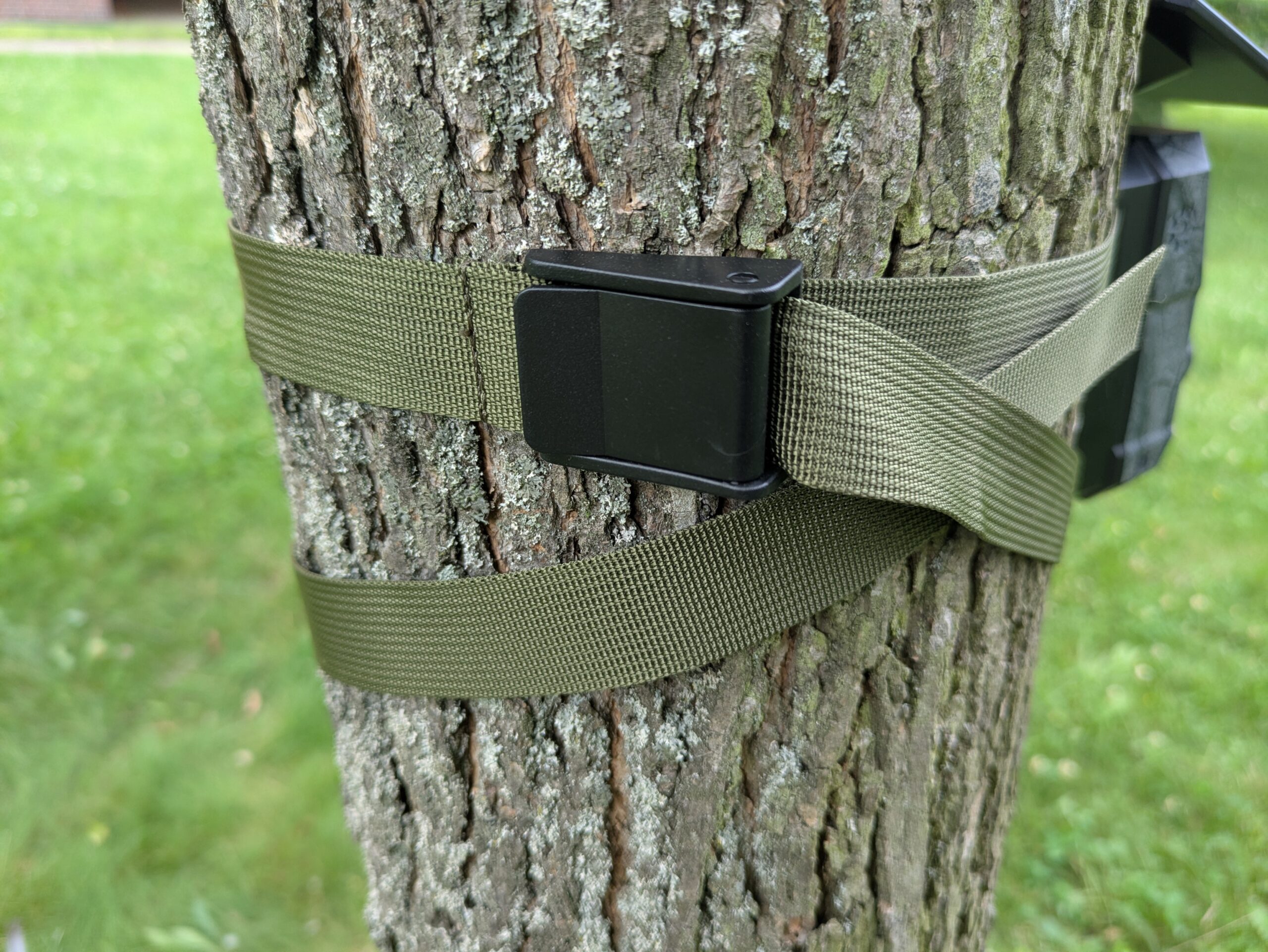 Gurt der Maxdone PH970S Wildkamera am Baum
