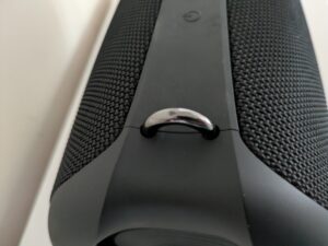 Gurthalterung des Tribit StormBox Lava Bluetooth-Lautsprechers von links