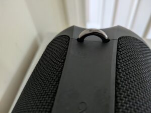 Gurthalterung des Tribit StormBox Lava Bluetooth-Lautsprechers von rechts
