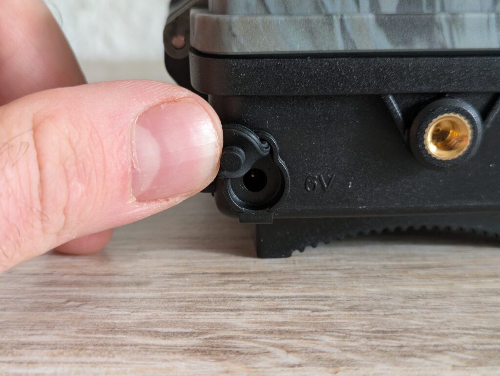 Haza PR800 Wildkamera von unten mit Anschluss