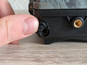 Haza PR800 Wildkamera von unten mit Anschluss