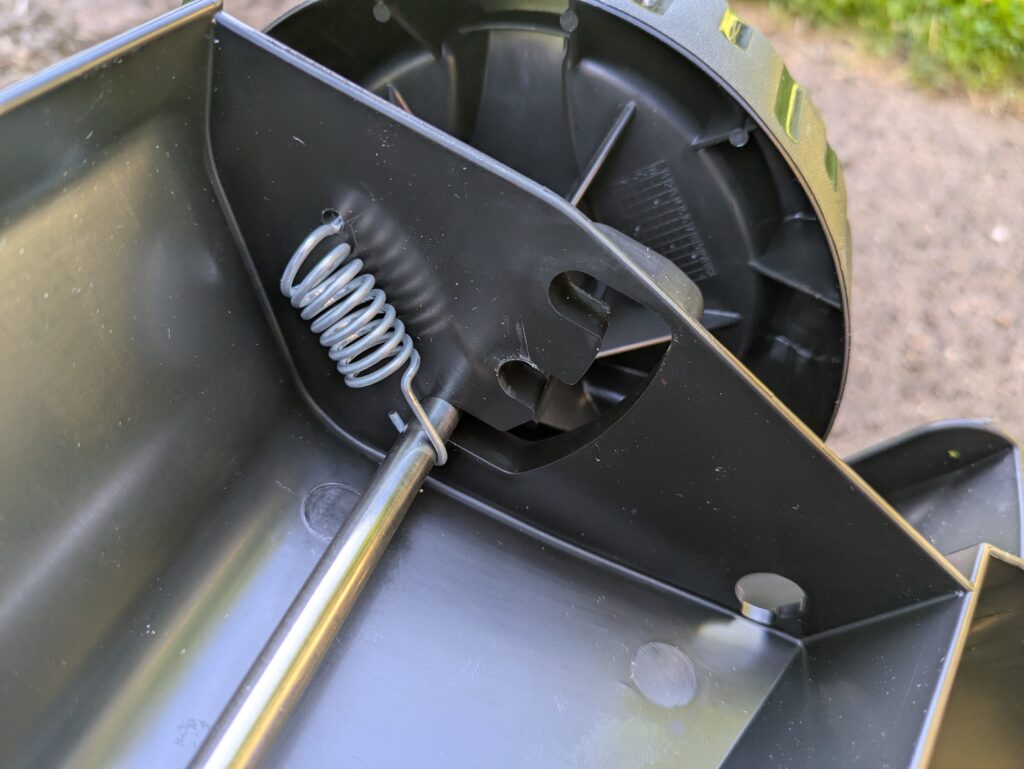 Höhenverstellung des Bosch EasyMower 18V-32-200 Akku-Rasenmähers