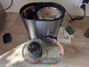 Juilist-Entsafter nach dem Entsaften der Äpfel