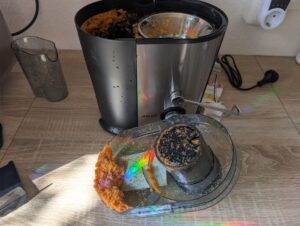 Juilist-Entsafter nach dem Entsaften der Karotten
