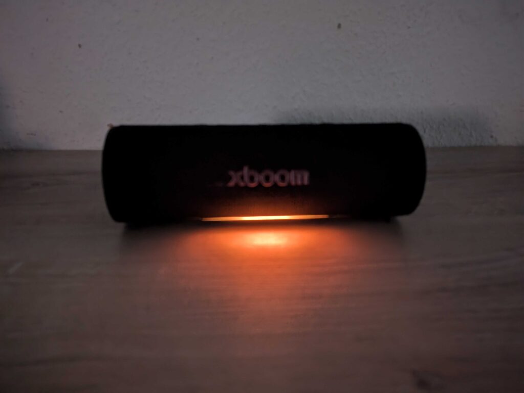 LG xboom Grab by will.i.am Bluetooth-Lautsprecher LEDs im Dunkeln
