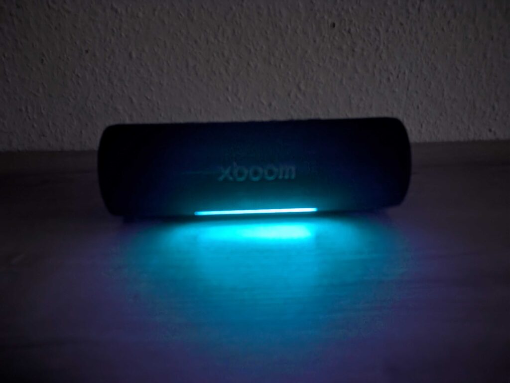 LG xboom Grab by will.i.am Bluetooth-Lautsprecher LEDs im dunkeln (2)