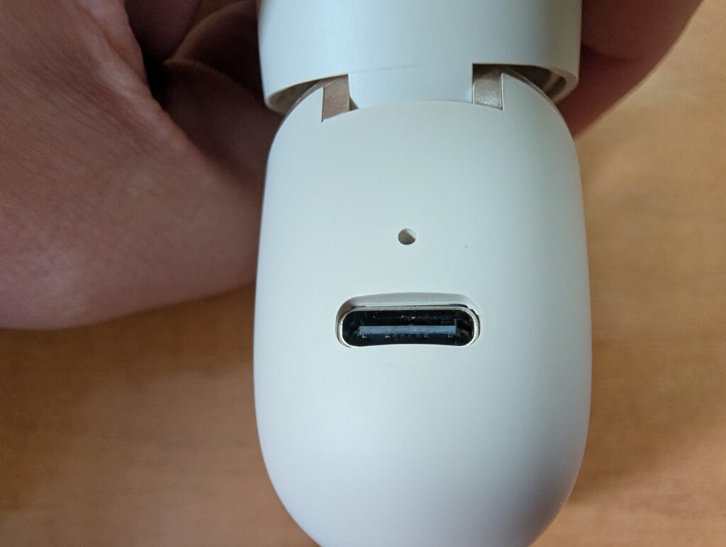 Ladecase des Panasonic RB-F10 Kopfhörers von hinten