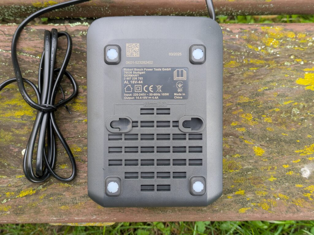 Ladegerät des Bosch EasyMower 18V-32-200 Akku-Rasenmäher von unten