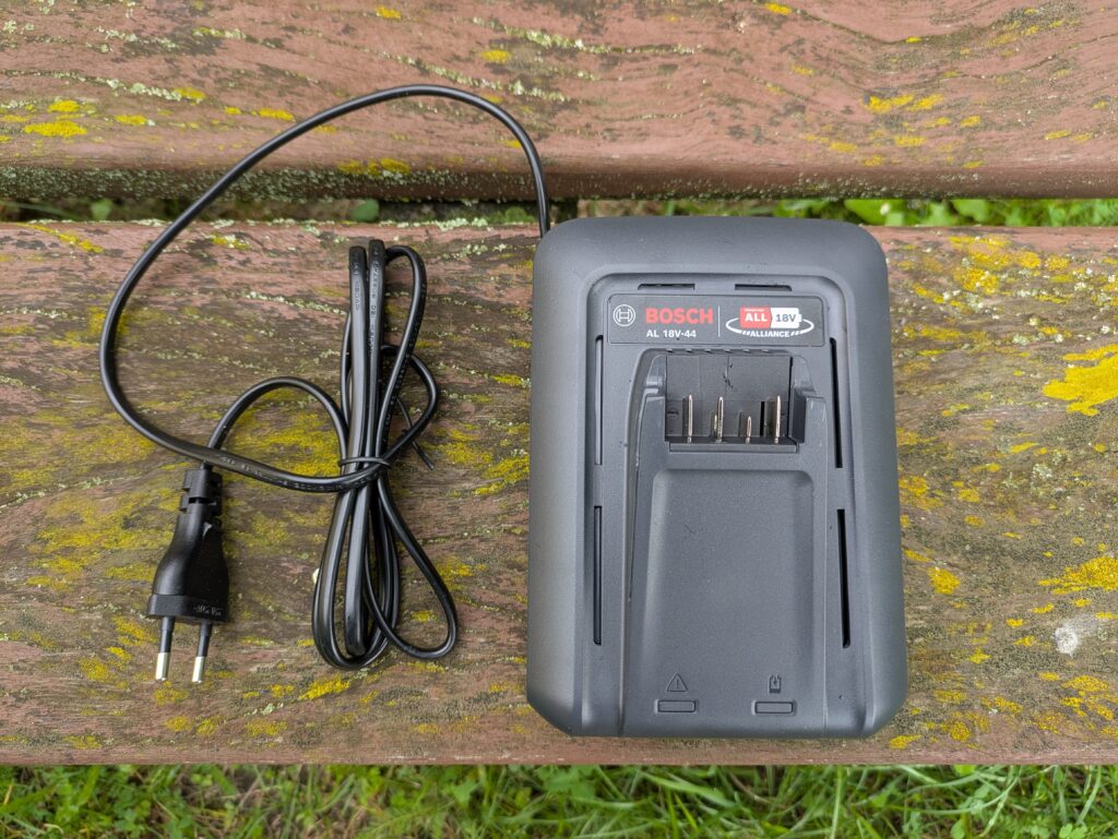 Ladegerät des Bosch EasyMower 18V-32-200 Akku-Rasenmähers