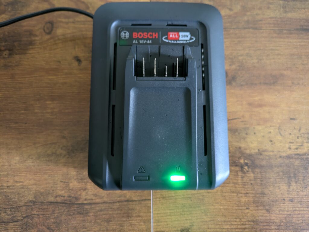 Ladegerät des Bosch EasyMower 18V-32-200 Akku-Rasenmähers (2)