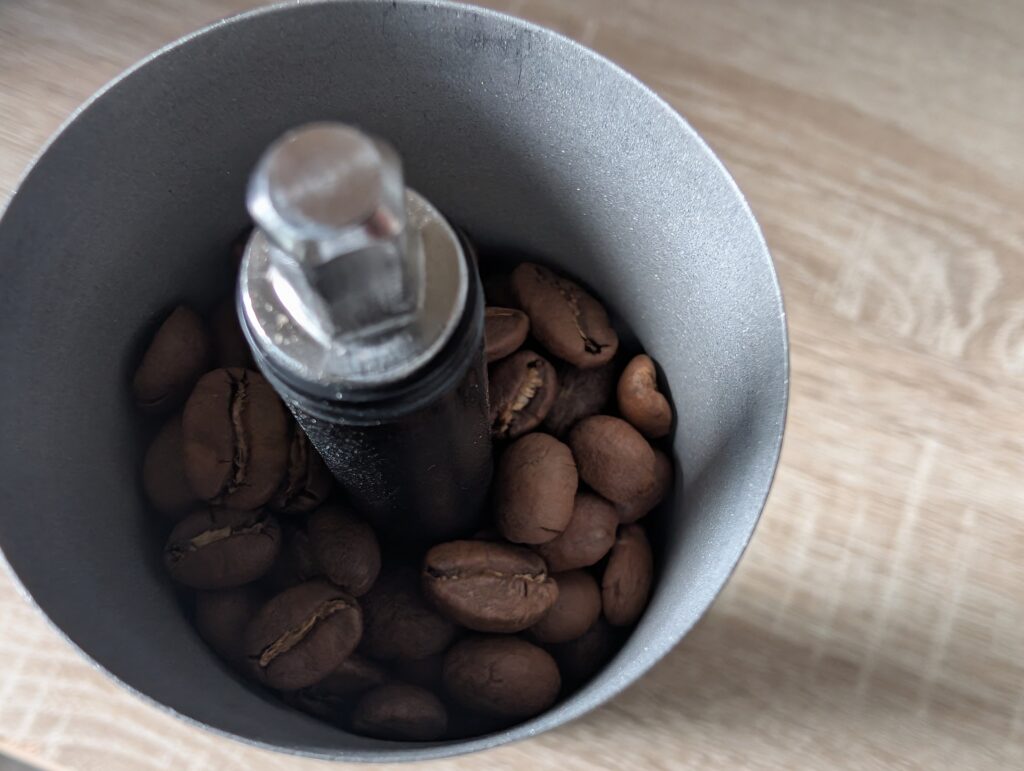 Lambda Coffee Kaffeemühle mit Bohnen
