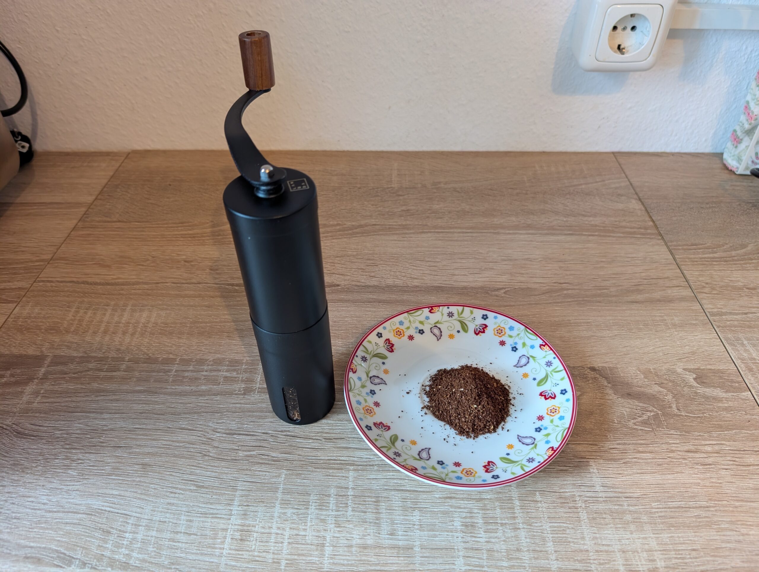 Lambda Coffee Kaffeemühle mit Kaffeemehl