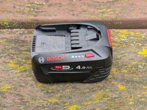 Leuchtender Akku des Bosch EasyMower 18V-32-200 Akku-Rasenmähers