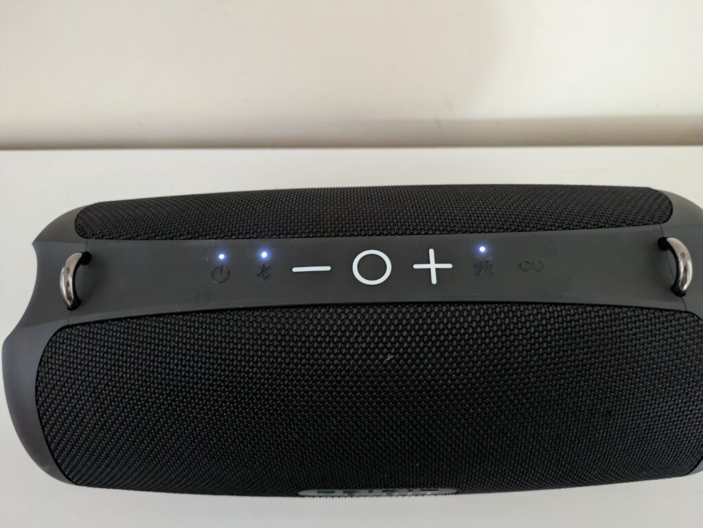 Bedienfeld des Tribit StormBox Lava Bluetooth-Lautsprechers aktiviert