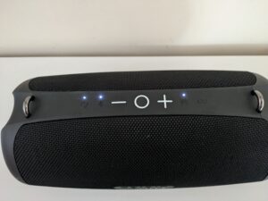 Bedienfeld des Tribit StormBox Lava Bluetooth-Lautsprechers aktiviert
