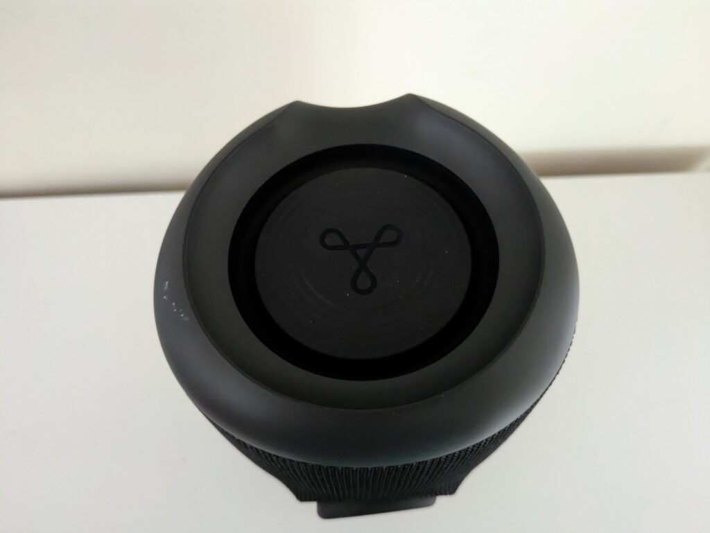 Seite des Tribit StormBox Lava Bluetooth-Lautsprechers