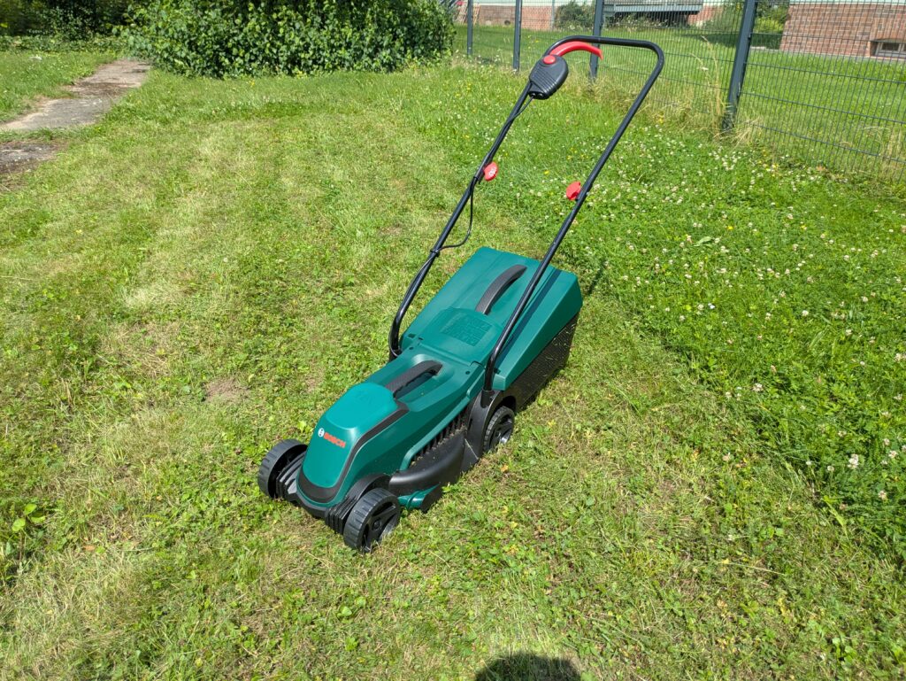 Titelbild des Bosch EasyMower 18V-32-200 Akku-Rasenmähers (2)