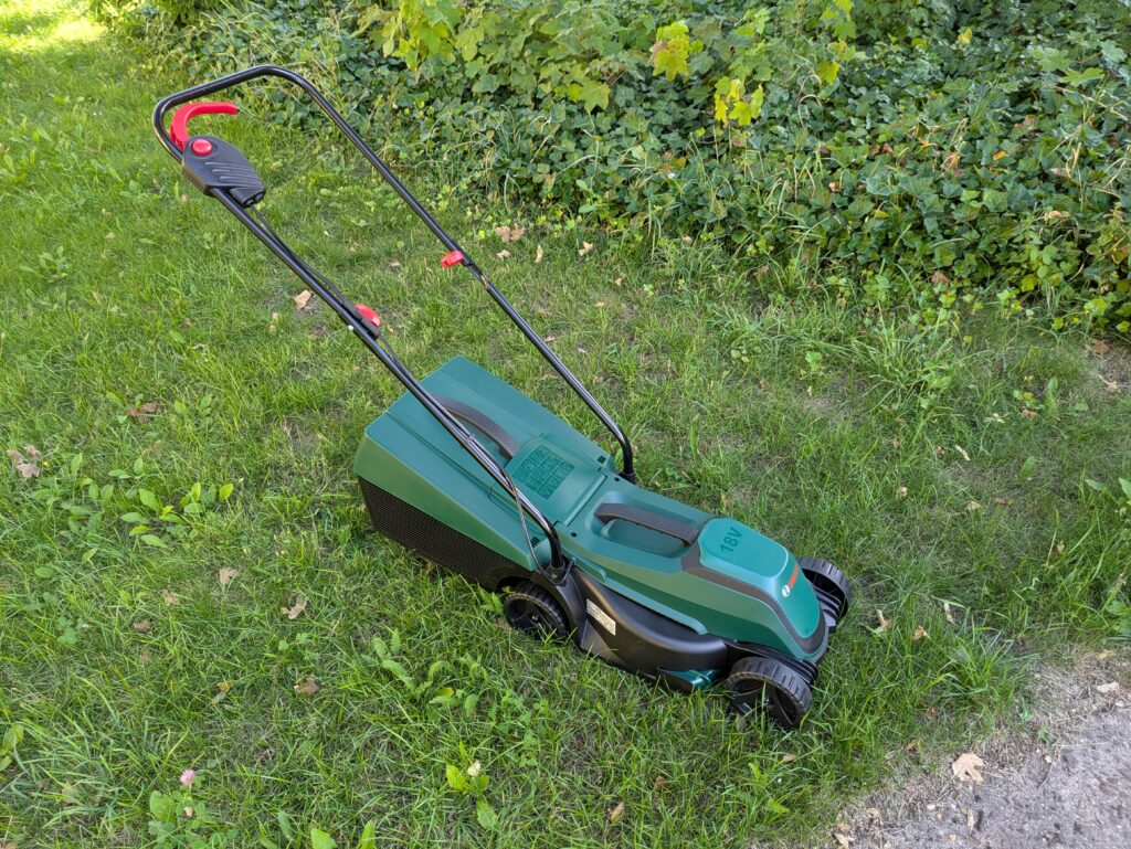 Titelbild des Bosch EasyMower 18V-32-200 Akku-Rasenmähers (4)
