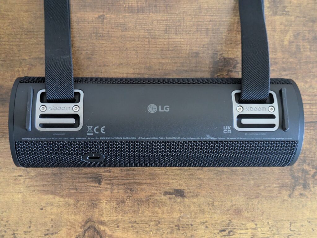 Tragegurt des LG xboom Grab by will.i.am Bluetooth-Lautsprecher in der Nahansicht