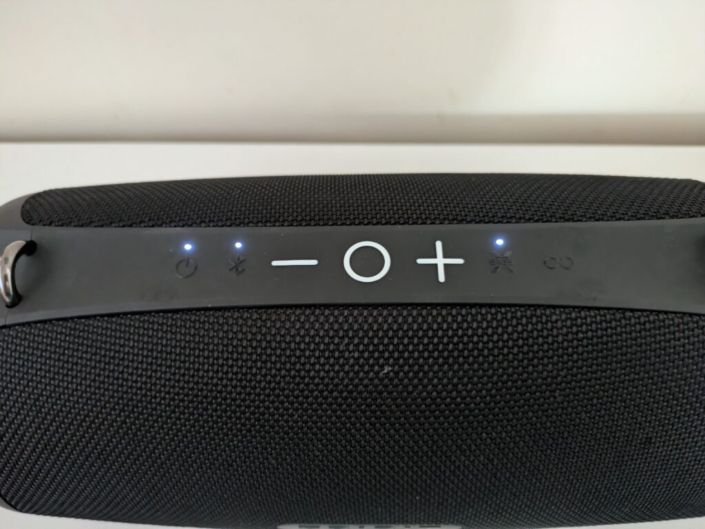 Tribit StormBox Lava Bluetooth-Lautsprecher Bedienfeld