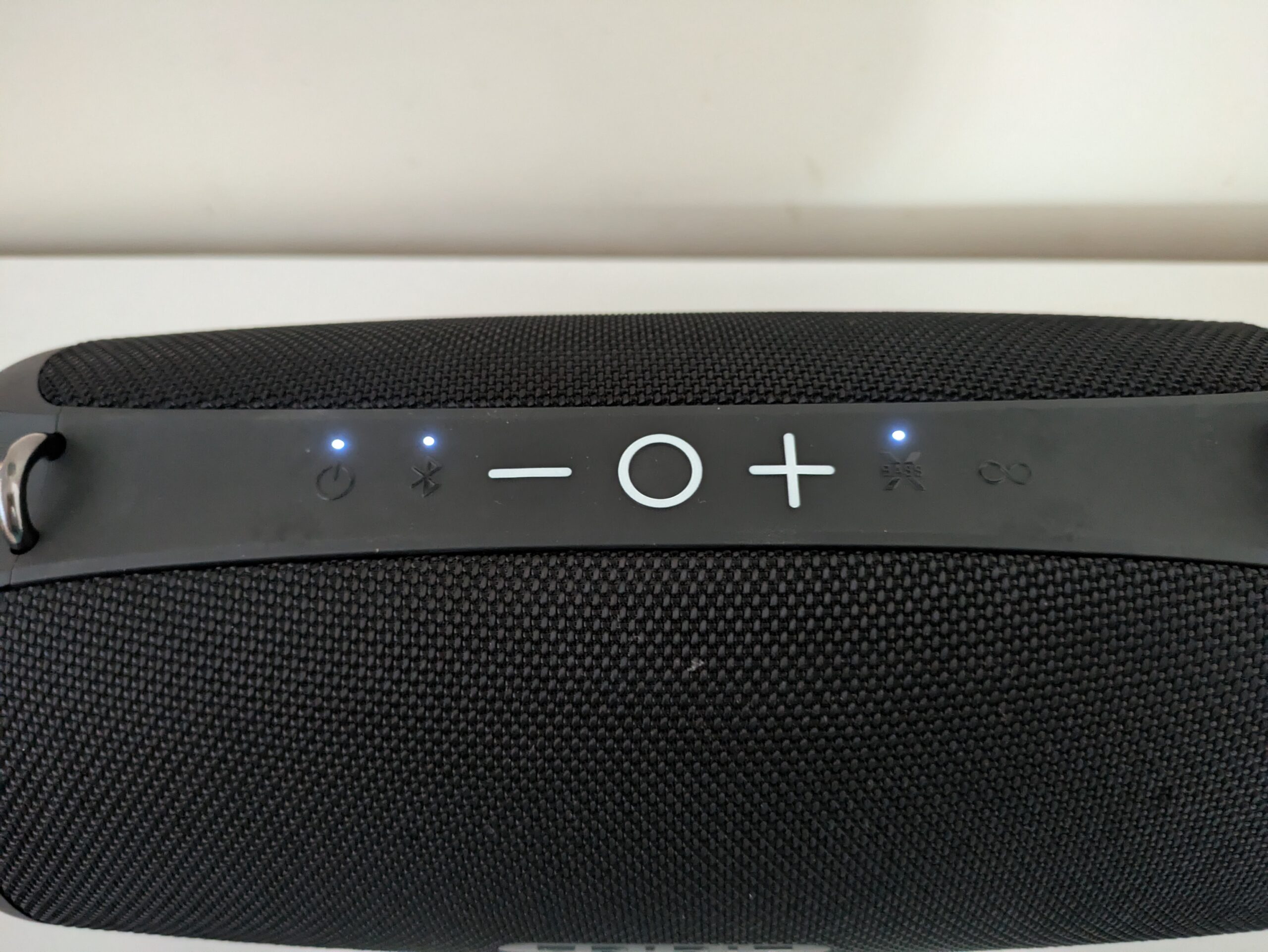 Tribit StormBox Lava Bluetooth-Lautsprecher Bedienfeld