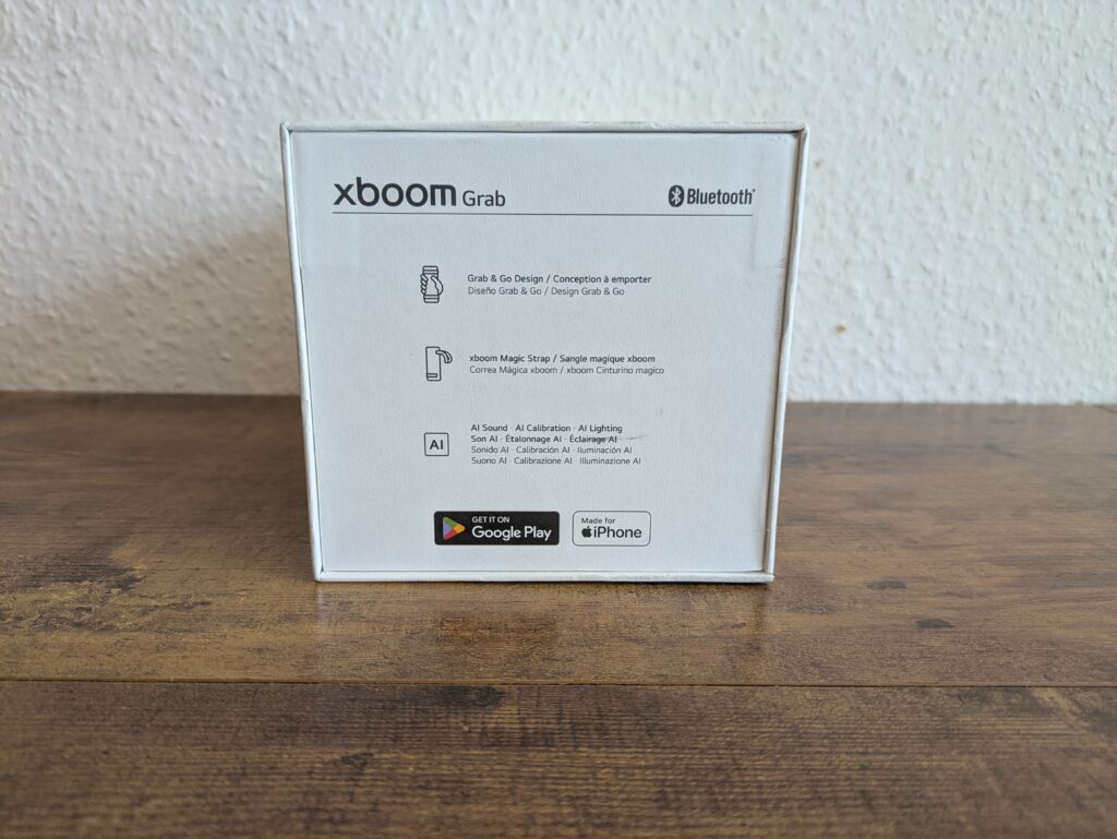 Verpackung des LG xboom Grab by will.i.am Bluetooth-Lautsprecher von der Seite