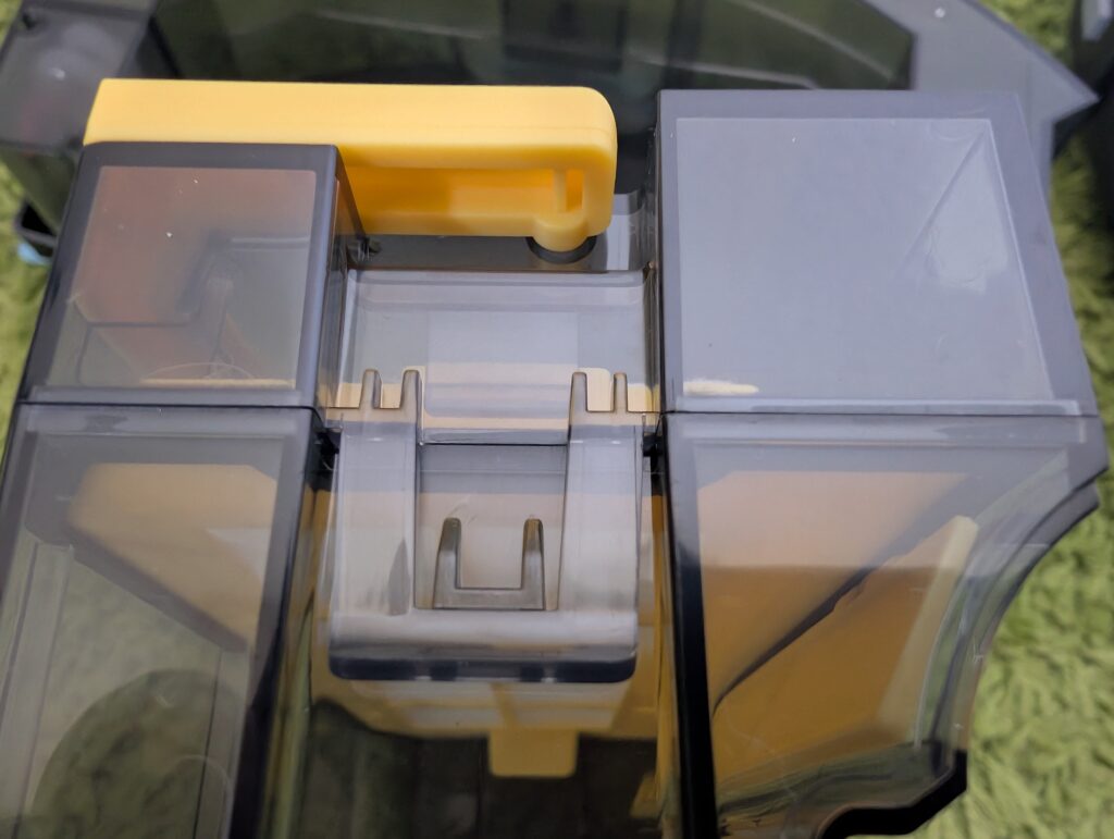 Venga VG RVC 3002 BK Wischroboter Schließmechanismus am Staubbehälter geschlossen