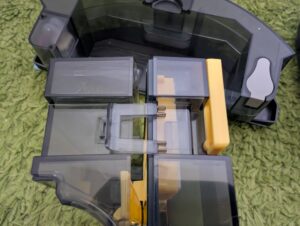 Venga VG RVC 3002 BK Wischroboter Schließmechanismus am Staubbehälter offen