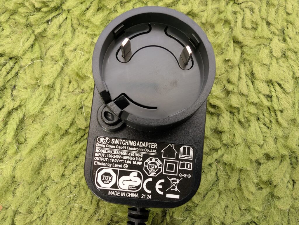 Venga VG RVC 3002 BK Wischroboter Stecker 1