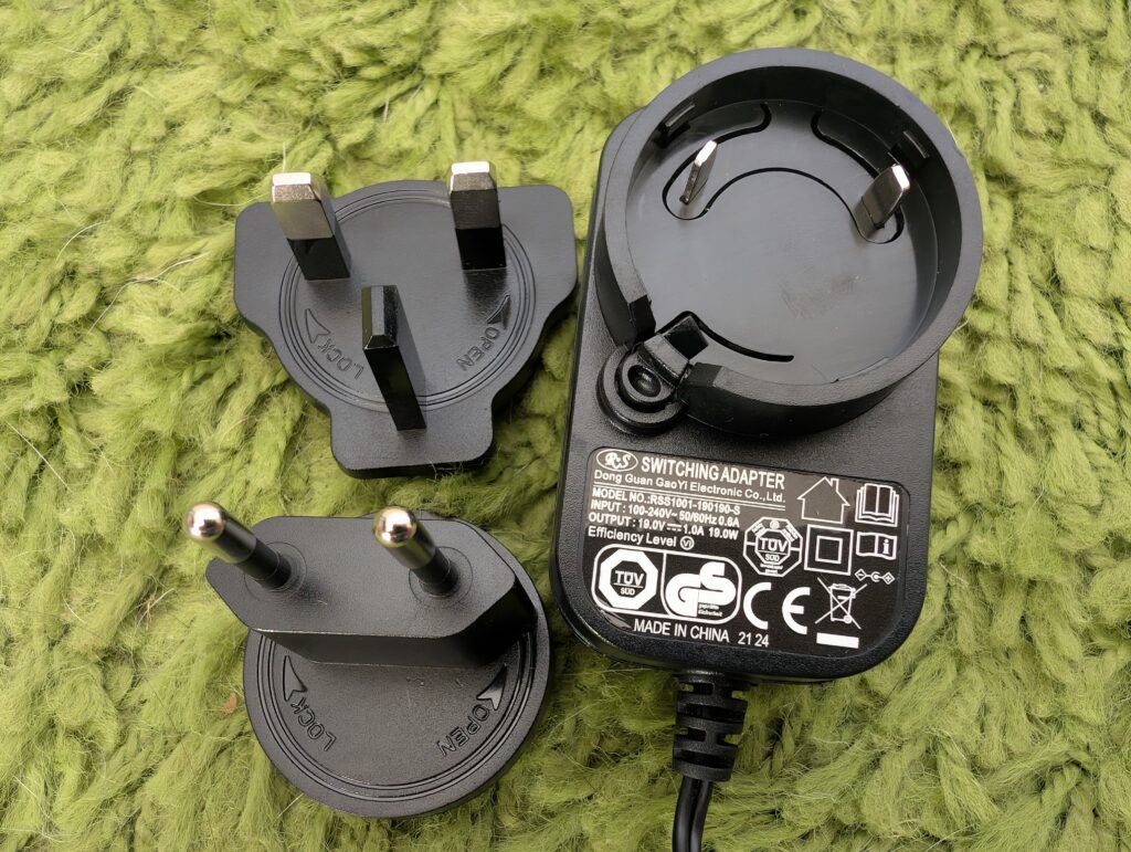 Venga VG RVC 3002 BK Wischroboter Stecker 2