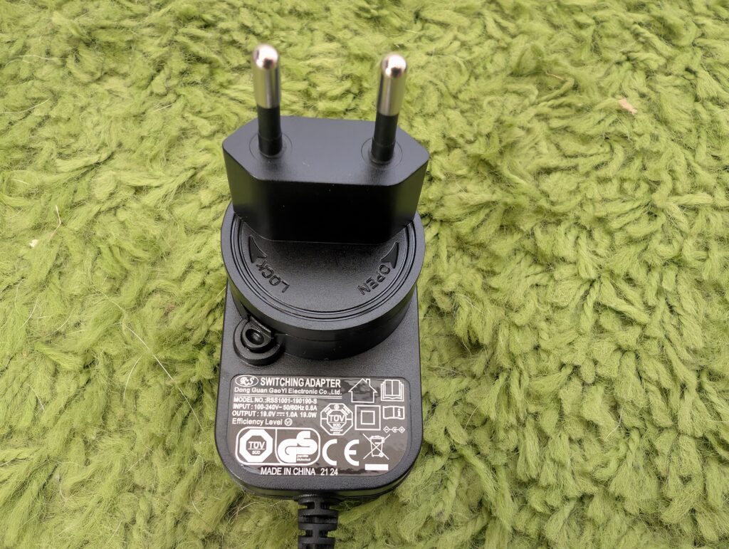 Venga VG RVC 3002 BK Wischroboter Stecker 3