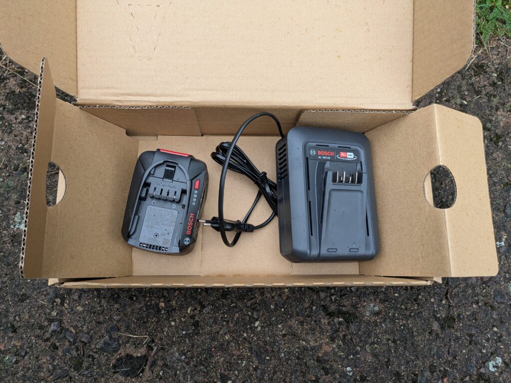 Verpackung Zubehör des Bosch EasyMower 18V-32-200 Akku-Rasenmähers geöffnet
