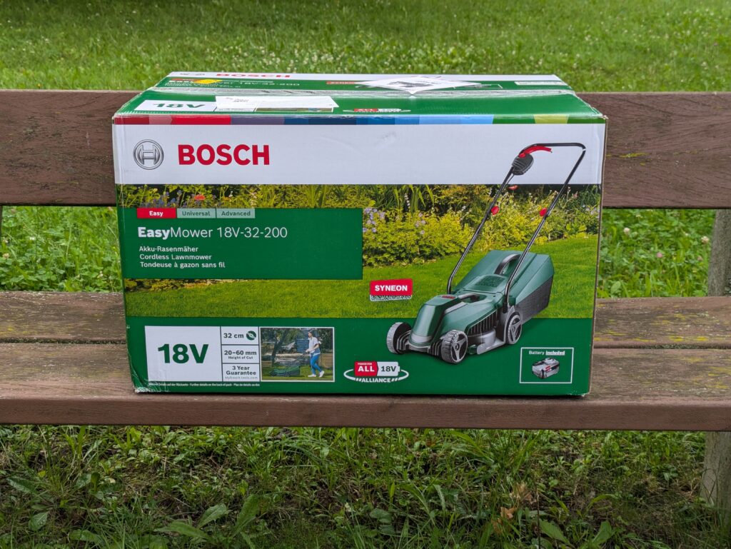Verpackung der Bosch EasyMower 18V-32-200 Akku-Rasenmäher von vorne