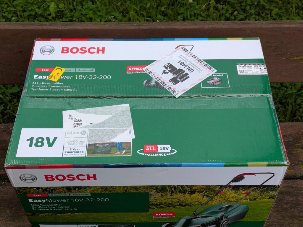 Verpackung des Bosch EasyMower 18V-32-200 Akku-Rasenmäher von oben
