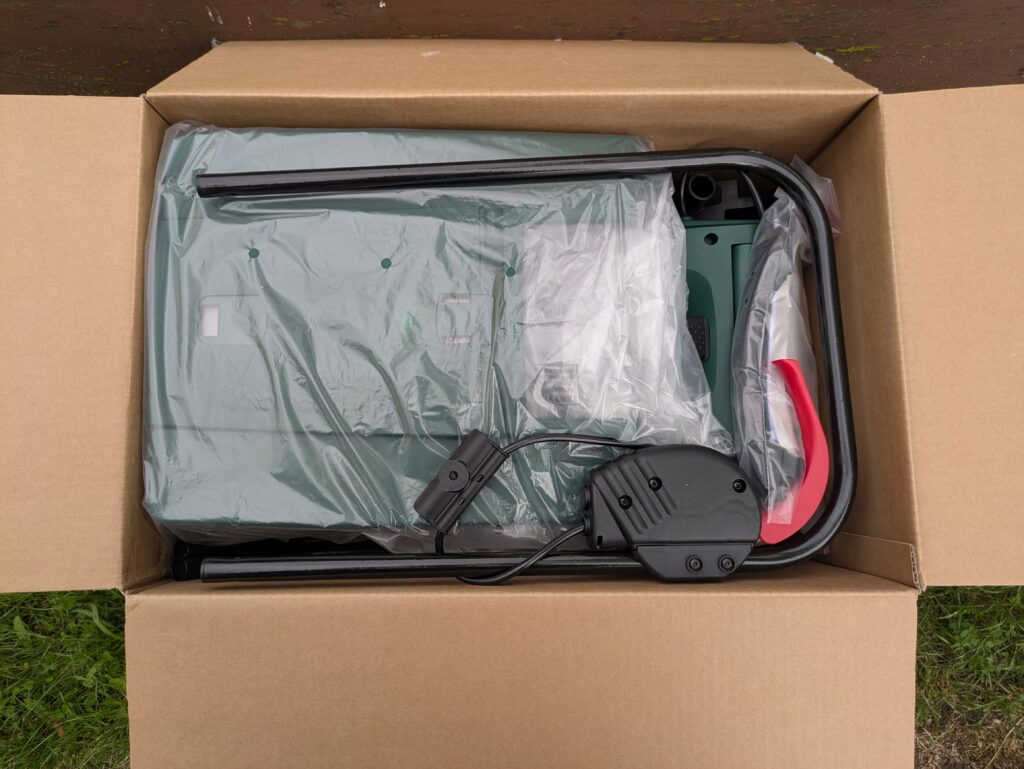 Verpackung des Bosch EasyMower 18V-32-200 Akku-Rasenmähers geöffnet