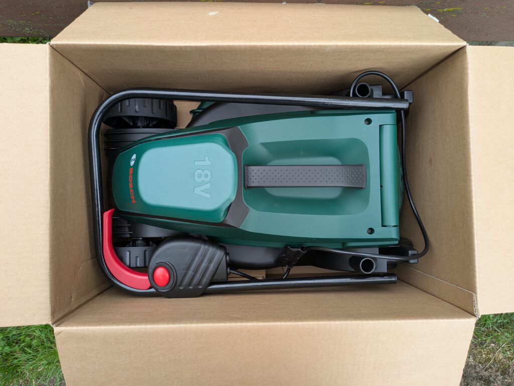 Verpackung des Bosch EasyMower 18V-32-200 Akku-Rasenmähers geöffnet (2)
