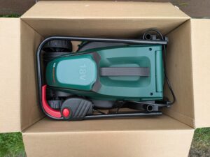Verpackung des Bosch EasyMower 18V-32-200 Akku-Rasenmähers geöffnet (2)