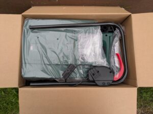 Verpackung des Bosch EasyMower 18V-32-200 Akku-Rasenmähers geöffnet