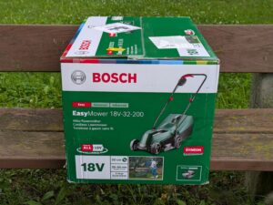 Verpackung des Bosch EasyMower 18V-32-200 Akku-Rasenmähers von der Seite