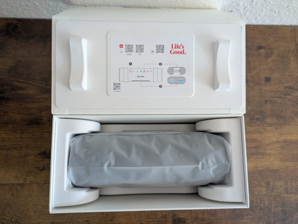 Verpackung des LG xboom Grab by will.i.am Bluetooth-Lautsprecher geöffnet
